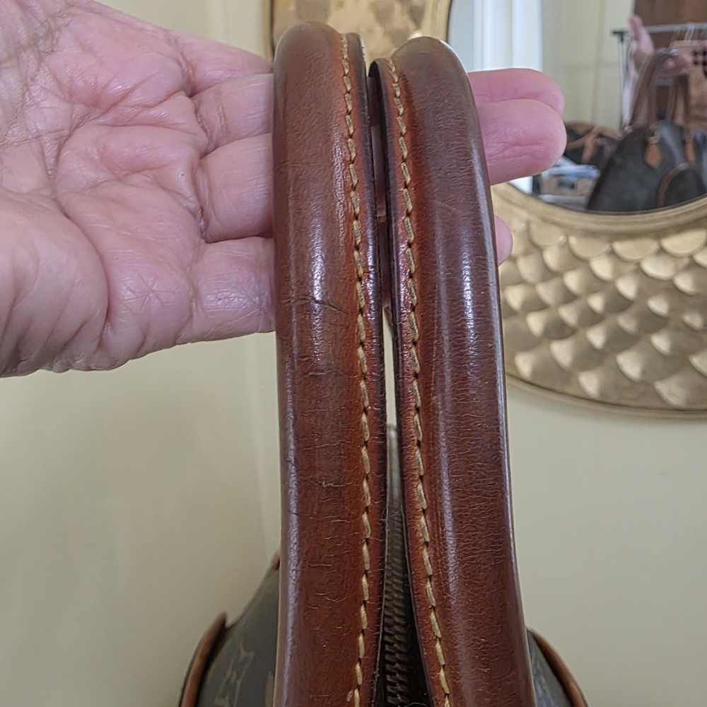 Louis Vuitton Brown Monogram Shoulder Bag with Classic Design - Picture 3 of 12